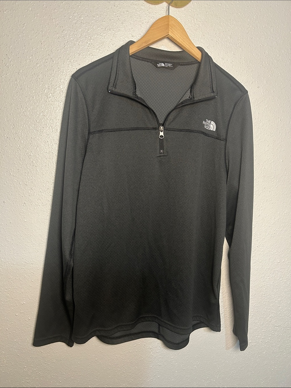 The North Face Charcoal/Black Man’s Quarter Zip Pullover Size M